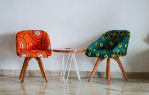 kolorowe drewniane fotele