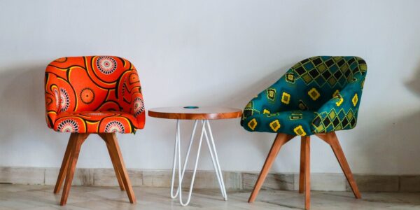 kolorowe drewniane fotele